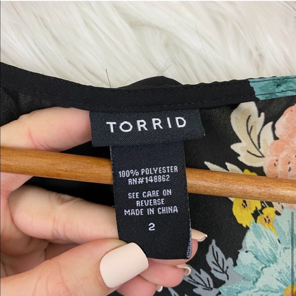 torrid | Black Floral Short Sleeve Button Top 2X - Picture 3 of 6